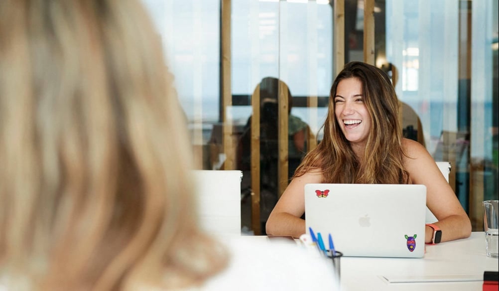 Passeli_nainen hymyilee läppärillä-1